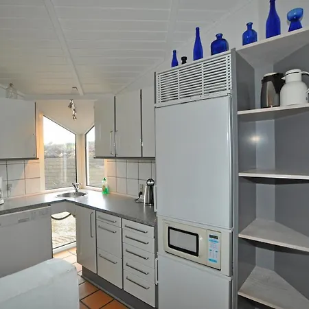 6 Person In Henne-by Traum