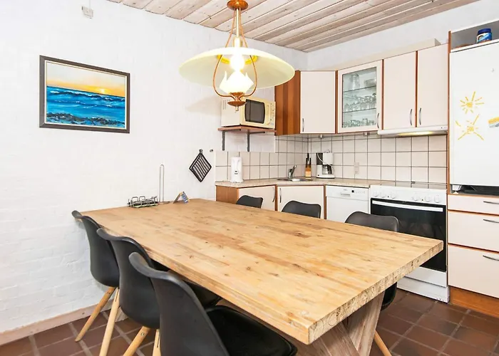 6 Person In Henne-by Traum