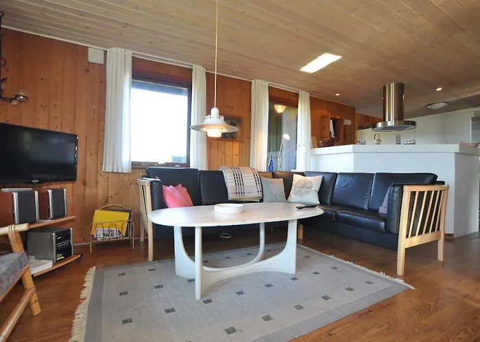 6 Person In Henne-by Traum